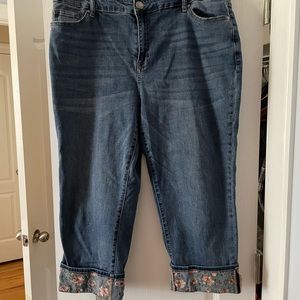 Crop jeans with decorative cuff